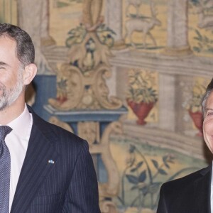Le roi Felipe VI et la reine Letizia d'Espagne se réunissaient à nouveau avec le président argentin Mauricio Macri et sa femme Juliana Awada le 23 février 2017 au palais du Pardo à Madrid à l'occasion d'un dîner officiel offert par le couple présidentiel argentin, au lendemain de celui organisé par le couple royal.