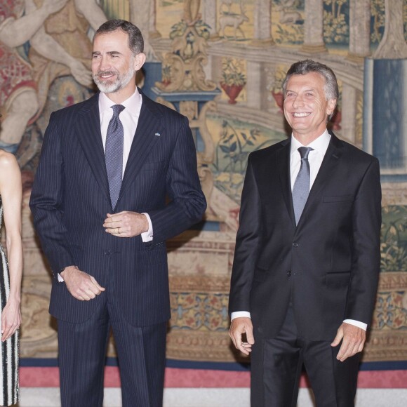 Le roi Felipe VI et la reine Letizia d'Espagne se réunissaient à nouveau avec le président argentin Mauricio Macri et sa femme Juliana Awada le 23 février 2017 au palais du Pardo à Madrid à l'occasion d'un dîner officiel offert par le couple présidentiel argentin, au lendemain de celui organisé par le couple royal.