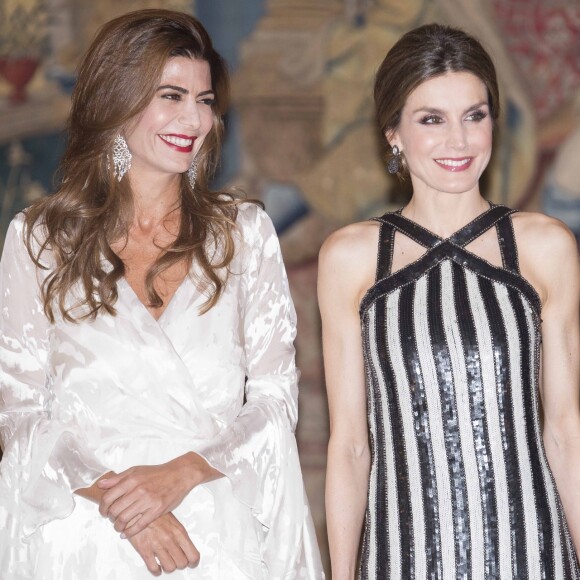 Le roi Felipe VI et la reine Letizia d'Espagne se réunissaient à nouveau avec le président argentin Mauricio Macri et sa femme Juliana Awada le 23 février 2017 au palais du Pardo à Madrid à l'occasion d'un dîner officiel offert par le couple présidentiel argentin, au lendemain de celui organisé par le couple royal.