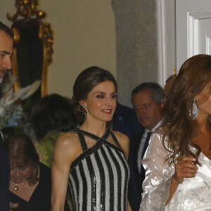 Le roi Felipe VI et la reine Letizia d'Espagne se réunissaient à nouveau avec le président argentin Mauricio Macri et sa femme Juliana Awada le 23 février 2017 au palais du Pardo à Madrid à l'occasion d'un dîner officiel offert par le couple présidentiel argentin, au lendemain de celui organisé par le couple royal.