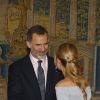 Le roi Felipe VI et le président argentin Mauricio Macri saluant les invités le 23 février 2017 au palais du Pardo à Madrid à l'occasion d'un dîner officiel offert par le couple présidentiel argentin, au lendemain de celui organisé par le couple royal.
