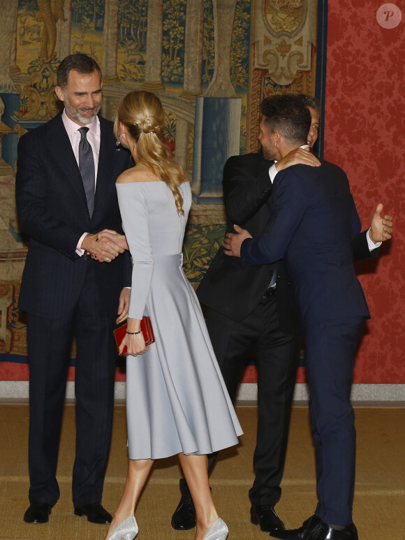 Le roi Felipe VI et le président argentin Mauricio Macri saluant les invités le 23 février 2017 au palais du Pardo à Madrid à l'occasion d'un dîner officiel offert par le couple présidentiel argentin, au lendemain de celui organisé par le couple royal.