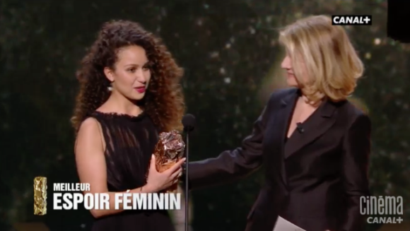 Oulaya Amamra reçoit le César du meilleur espoir féminin pour Divines, le 24 février 2017