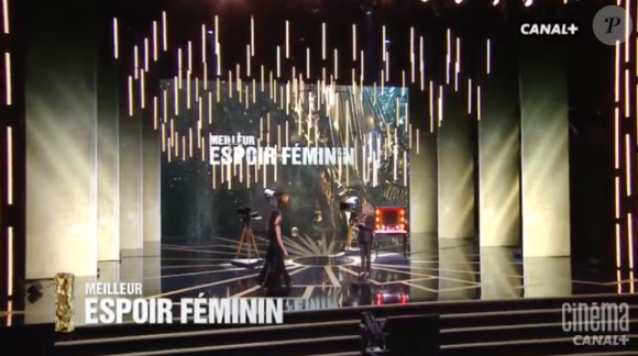 Oulaya Amamra reçoit le César du meilleur espoir féminin pour Divines, le 24 février 2017