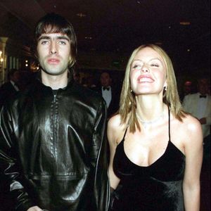 Liam Gallagher et Patsy Kensit (alors enceinte de Lennon) à Londres en 1999.