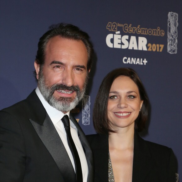 Jean Dujardin et sa compagne Nathalie Péchalat sur le tapis rouge de la 42ème cérémonie des César à la Salle Pleyel à Paris le 24 février 2017. © Olivier Borde / Dominique Jacovides / Bestimage