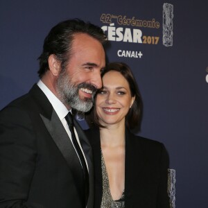 Jean Dujardin et sa compagne Nathalie Péchalat sur le tapis rouge de la 42ème cérémonie des César à la Salle Pleyel à Paris le 24 février 2017. © Olivier Borde / Dominique Jacovides / Bestimage