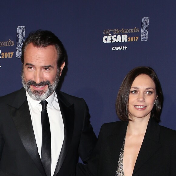 Jean Dujardin et sa compagne Nathalie Péchalat sur le tapis rouge de la 42ème cérémonie des César à la Salle Pleyel à Paris le 24 février 2017. © Olivier Borde / Dominique Jacovides / Bestimage