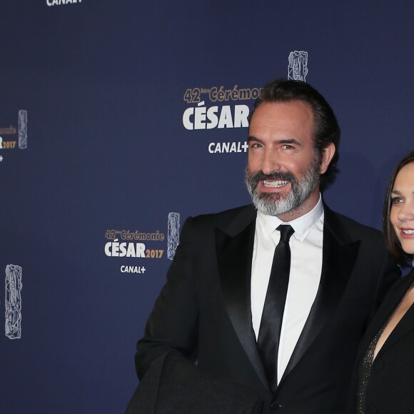 Jean Dujardin et sa compagne Nathalie Péchalat sur le tapis rouge de la 42ème cérémonie des César à la Salle Pleyel à Paris le 24 février 2017. © Olivier Borde / Dominique Jacovides / Bestimage