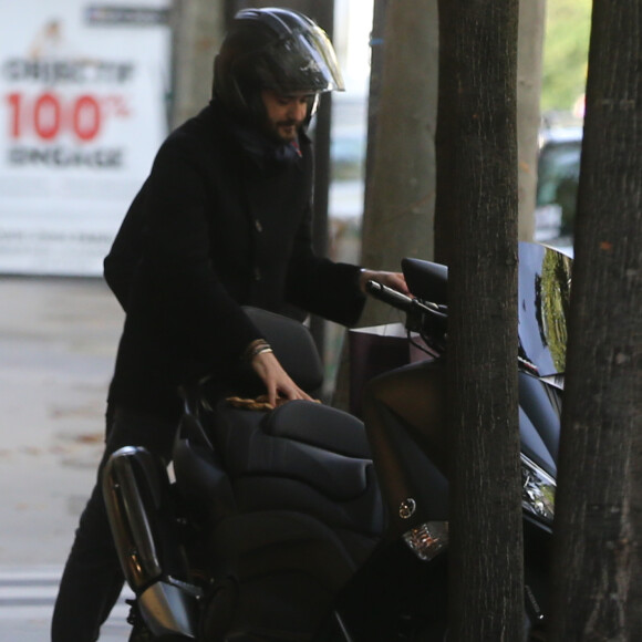 Exclusif - Cyril Lignac avec son scooter TMAX à Paris, le 2 octobre 2016.