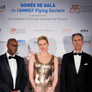 Githinji Gitahi, la princesse Charlene de Monaco et Gilles Tonelli - Photocall de la soirée de gala de L'AMREF Flying Doctors à Monaco le 24 février 2017.
