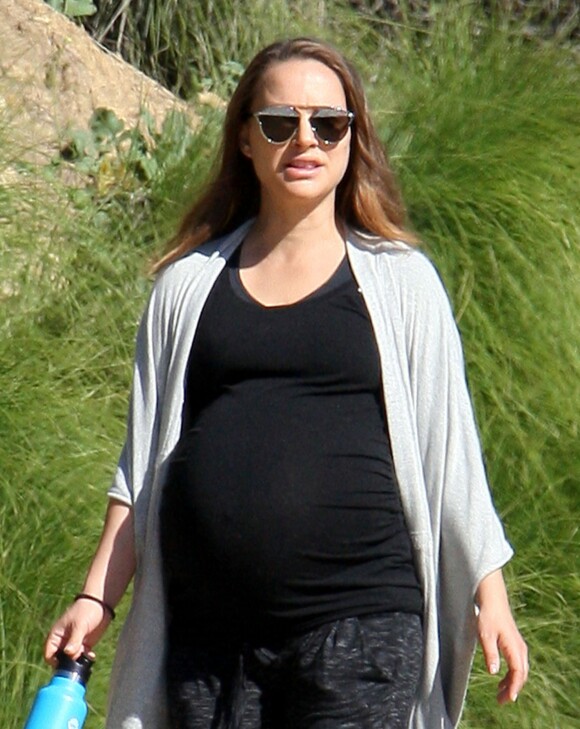 Natalie Portman, enceinte se promène avec une amie à Los Feliz le 31 janvier 2017.