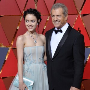 Mel Gibson et Rosalind Ross sur le tapis rouge de la cérémonie des Oscars à Los Angeles le 26 février 2017