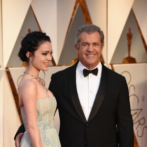 Mel Gibson et Rosalind Ross sur le tapis rouge de la cérémonie des Oscars à Los Angeles le 26 février 2017