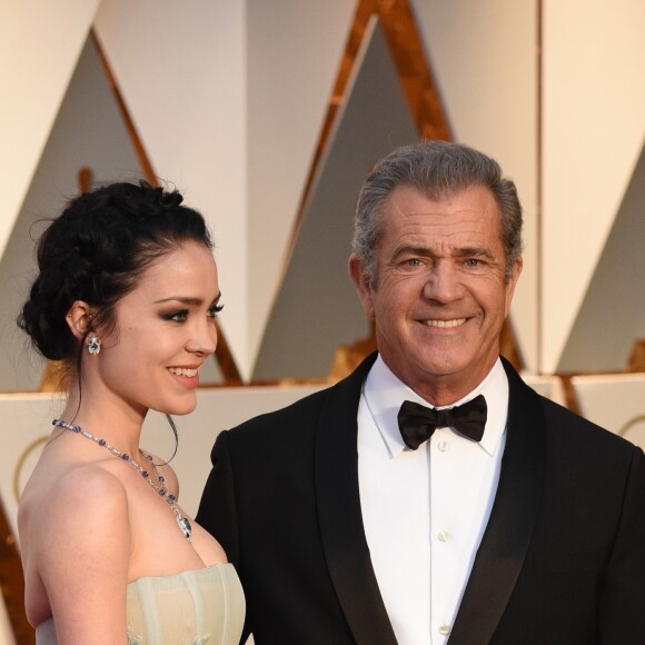 Mel Gibson et Rosalind Ross sur le tapis rouge de la cérémonie des Oscars à Los Angeles le 26 février 2017