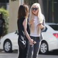 Exclusif - Amanda Bynes discute et fume une cigarette avec une amie dans les rues de West Hollywood, le 10 juillet 2016