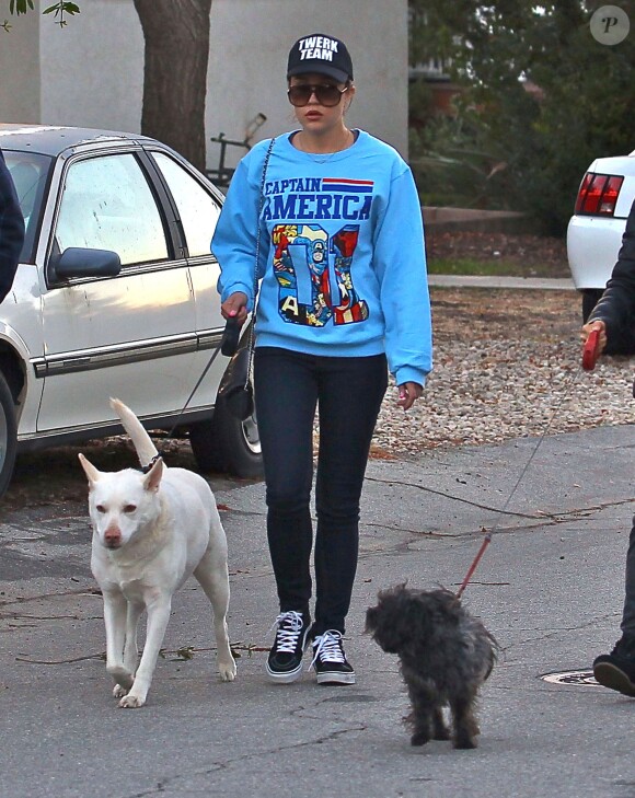 Amanda Bynes se balade avec ses parents et ses chiens a Thousand Oaks, le 7 decembre 2013