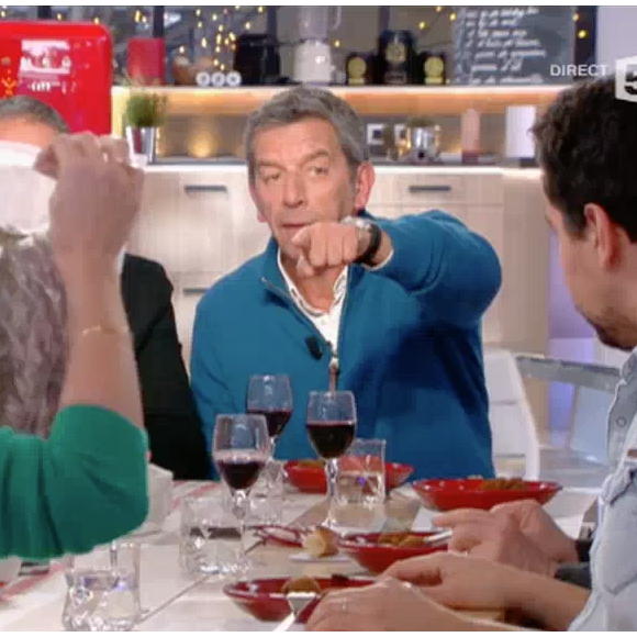 Anne-Sophie Lapix écoeurée par le cadeau de Michel Cymes dans "C à vous" sur France 5. le 27 février 2017.