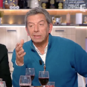 Anne-Sophie Lapix écoeurée par le cadeau de Michel Cymes dans "C à vous" sur France 5. le 27 février 2017.