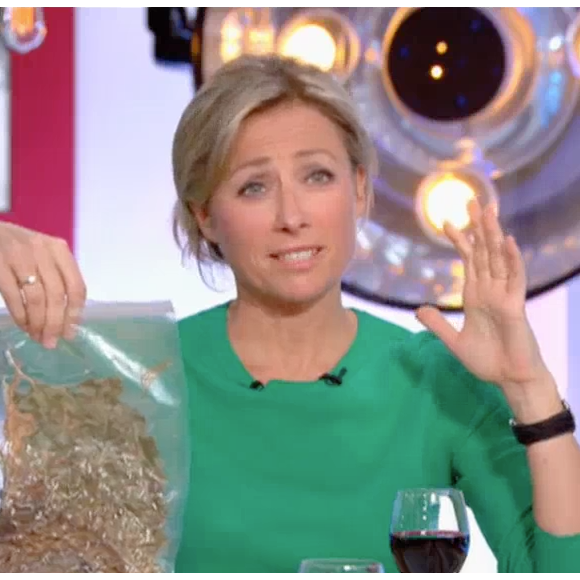 Anne-Sophie Lapix écoeurée par le cadeau de Michel Cymes dans "C à vous" sur France 5. le 27 février 2017.