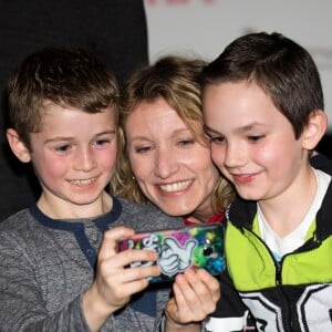 Exclusif - Alexandra Lamy avec des enfants lors de l'avant-première du film " L'Embarras du choix " à l'UGC De Brouckère à Bruxelles en Belgique le 27 février 2017.