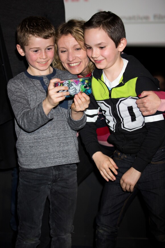 Exclusif - Alexandra Lamy avec des enfants lors de l'avant-première du film " L'Embarras du choix " à l'UGC De Brouckère à Bruxelles en Belgique le 27 février 2017.