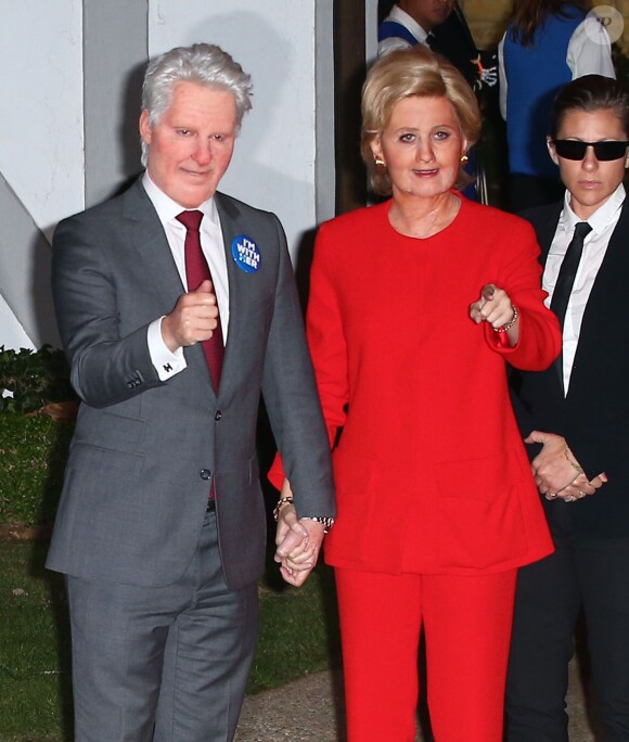 Katy Perry déguisés en Hillary Clinton arrive à la fête d'halloween de Kate Hudson à Brentwood le 28 octobre 2016.