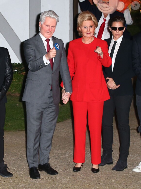 Katy Perry déguisés en Hillary Clinton arrive à la fête d'halloween de Kate Hudson à Brentwood le 28 octobre 2016.