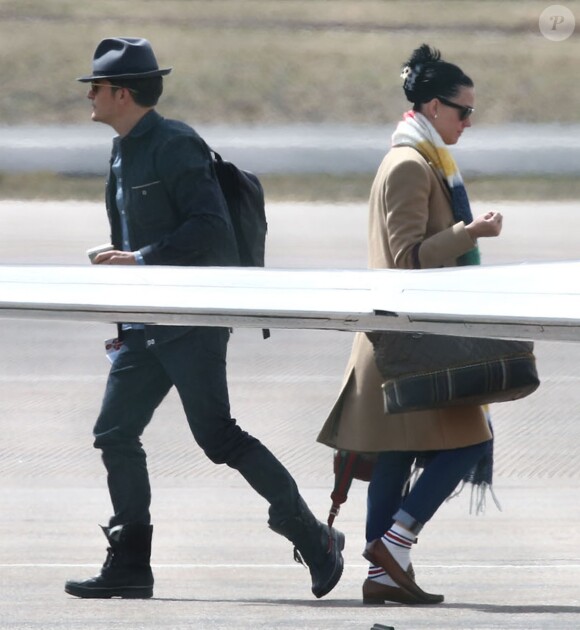 Exclusif - Le couple Katy Perry et Orlando Bloom repart en jet privé de Aspen après avoir assister au mariage de leur amie Jamie Schneider, le 10 avril 2016.