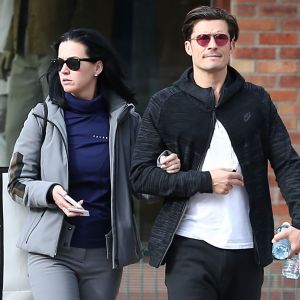 Exclusif - Le couple Katy Perry et Orlando Bloom se promènent en amoureux dans les rues de Aspen. Les amoureux sont venus assister au mariage de leur amie la styliste Jamie Schneider. Le 8 avril 2016.