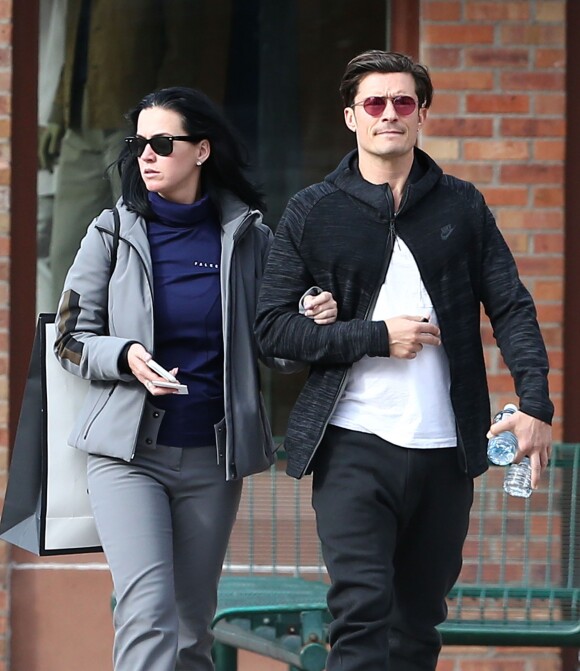 Exclusif - Le couple Katy Perry et Orlando Bloom se promènent en amoureux dans les rues de Aspen. Les amoureux sont venus assister au mariage de leur amie la styliste Jamie Schneider. Le 8 avril 2016.