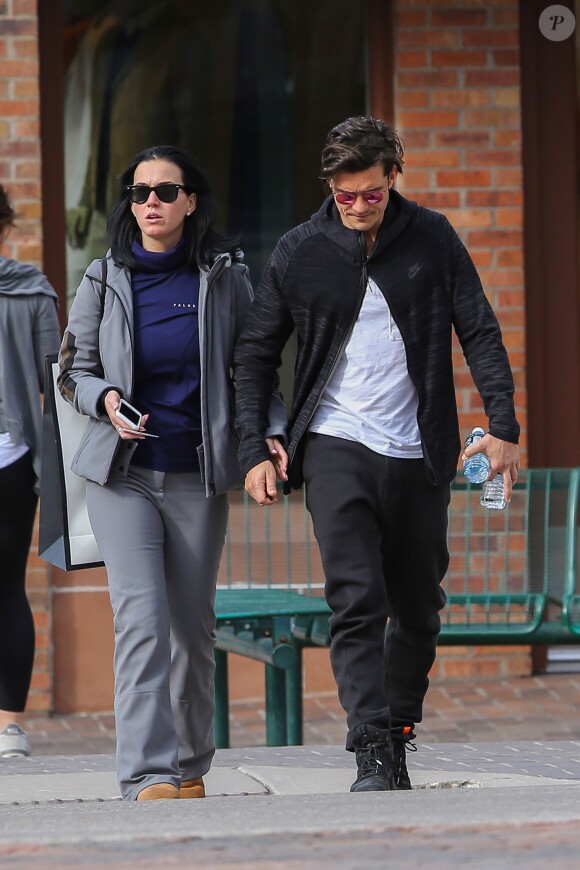 Exclusif - Le couple Katy Perry et Orlando Bloom se promènent en amoureux dans les rues de Aspen. Les amoureux sont venus assister au mariage de leur amie la styliste Jamie Schneider. Le 8 avril 2016.