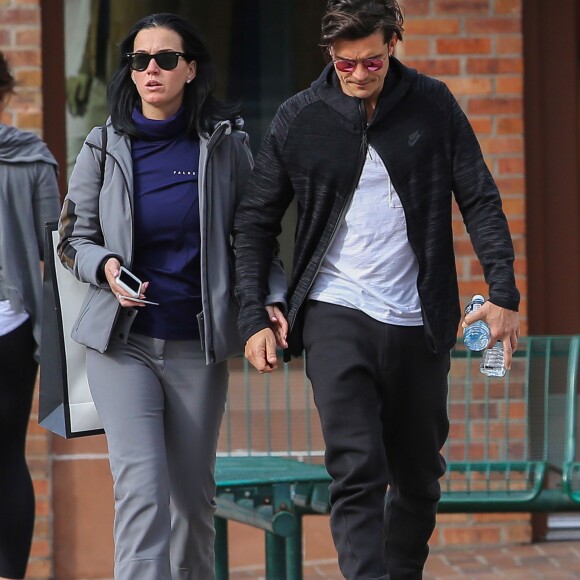 Exclusif - Le couple Katy Perry et Orlando Bloom se promènent en amoureux dans les rues de Aspen. Les amoureux sont venus assister au mariage de leur amie la styliste Jamie Schneider. Le 8 avril 2016.