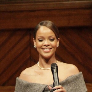 Rihanna reçoit son prix de personnalité humanitaire de l'année remis par la Harvard Foundation, à l'université de Harvard. Cambridge, le 28 février 2017.