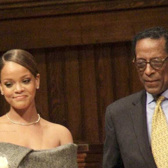 Rihanna reçoit son prix de personnalité humanitaire de l'année remis par la Harvard Foundation, à l'université de Harvard. Cambridge, le 28 février 2017.