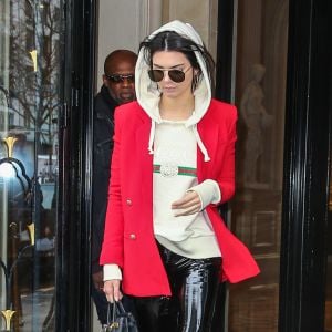 Kendall Jenner quitte l'hôtel George V et se rend au restaurant l'Avenue à Paris le 1er mars 2017.