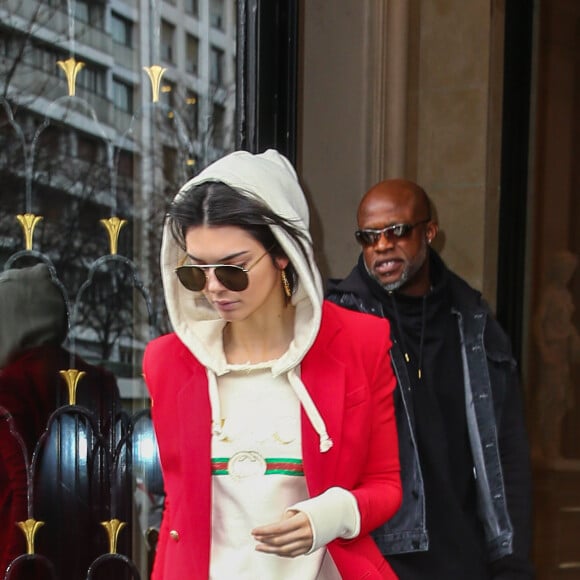 Kendall Jenner quitte l'hôtel George V et se rend au restaurant l'Avenue à Paris le 1er mars 2017.