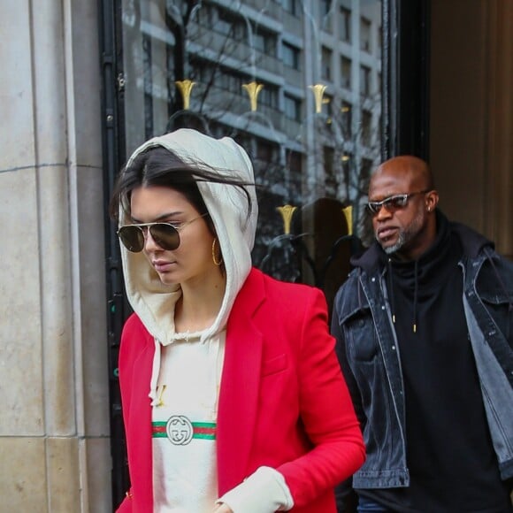 Kendall Jenner quitte l'hôtel George V et se rend au restaurant l'Avenue à Paris le 1er mars 2017.