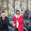 Kendall Jenner quitte l'hôtel George V et se rend au restaurant l'Avenue à Paris le 1er mars 2017.