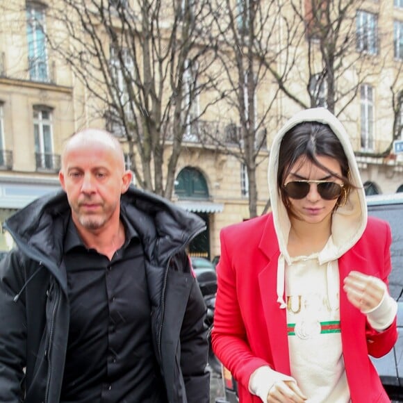 Kendall Jenner quitte l'hôtel George V et se rend au restaurant l'Avenue à Paris le 1er mars 2017.