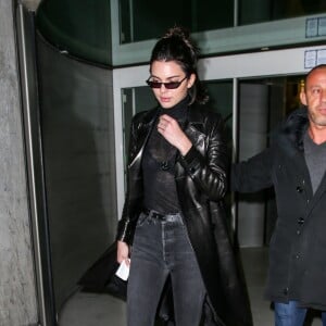 Kendall Jenner arrive à l'aéroport Roissy Charles-de-Gaulle puis à l'hôtel George V. Paris, le 27 février 2017.