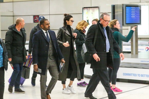 Kendall Jenner arrive à l'aéroport Roissy Charles-de-Gaulle puis à l'hôtel George V. Paris, le 27 février 2017.