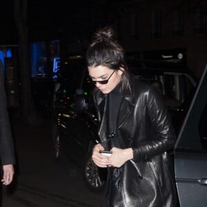 Kendall Jenner arrive à l'aéroport Roissy Charles-de-Gaulle puis à l'hôtel George V. Paris, le 27 février 2017.