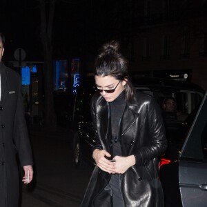 Kendall Jenner arrive à l'aéroport Roissy Charles-de-Gaulle puis à l'hôtel George V. Paris, le 27 février 2017.