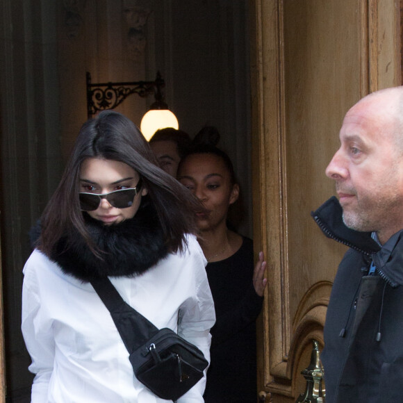 Kendall Jenner quitte le George V et se rend à l'atelier Sonia Rykiel. Paris, le 28 février 2017.
