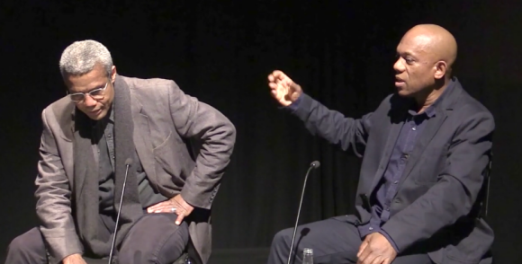Burt Caesar (à droite) lors d'une conférence avec l'acteur Hugh Quarshie. Vidéo viméo datée de 2016.