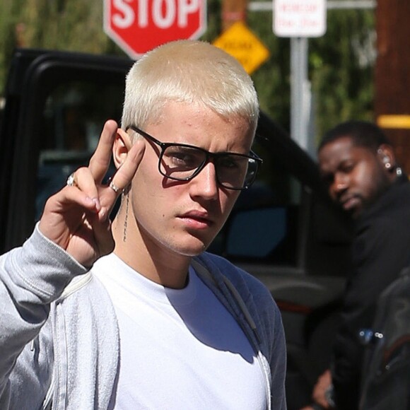 Justin Bieber se promène à Los Angeles, le 23 février 2017.