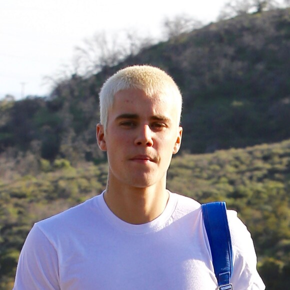 Justin Bieber arrive au volant de sa jeep Mercedes et fait une balade sur les hauteurs de Los Angeles, le 28 février 2017.