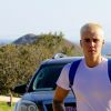 Justin Bieber arrive au volant de sa jeep Mercedes et fait une balade sur les hauteurs de Los Angeles, le 28 février 2017.