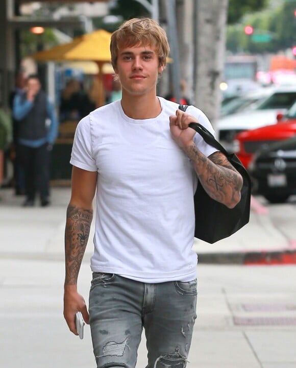 Exclusif - Justin Bieber à la sortie d'un café à Beverly Hills le 18 janvier 2017.